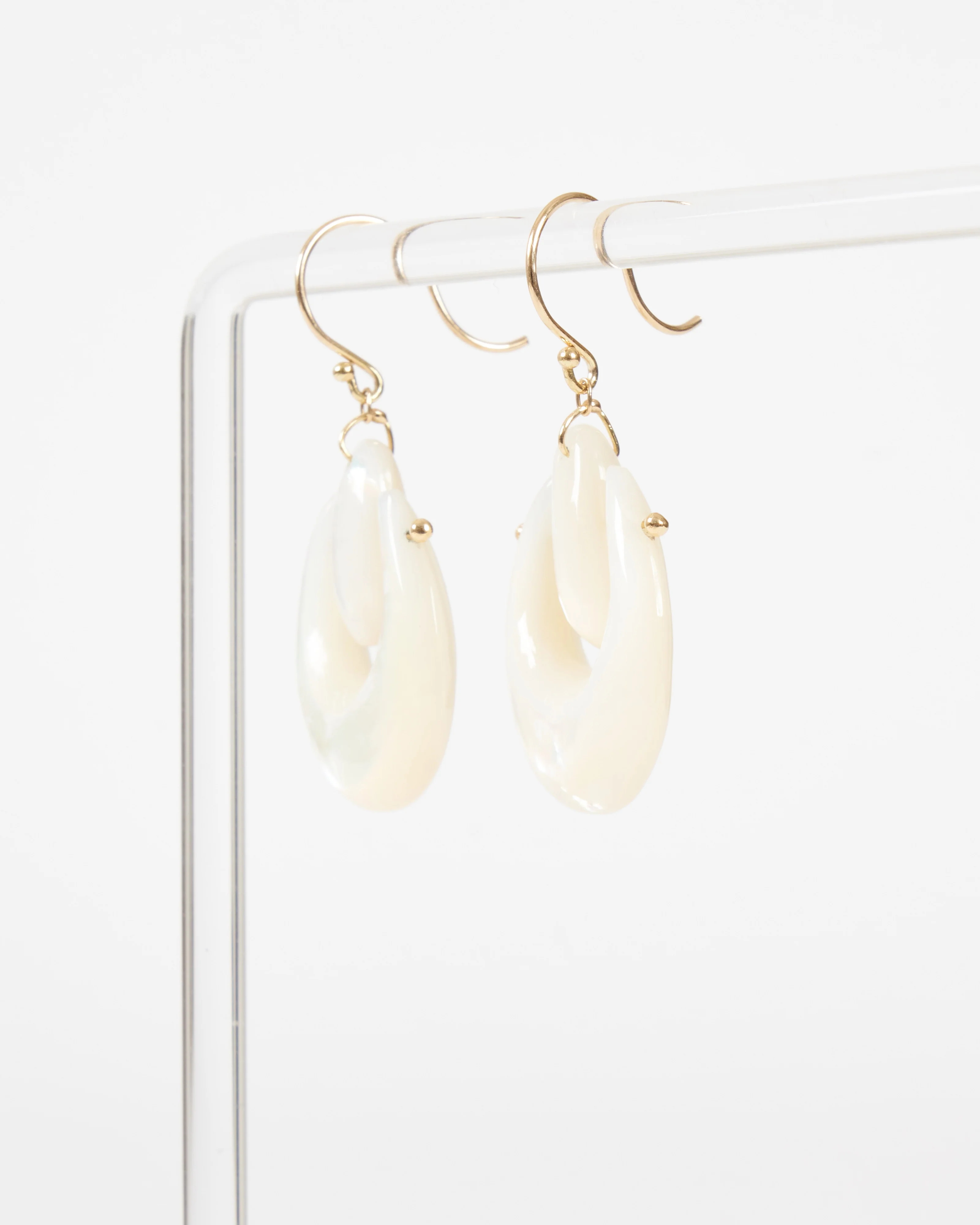 small mother of pearl o'keefe earrings - Image 3