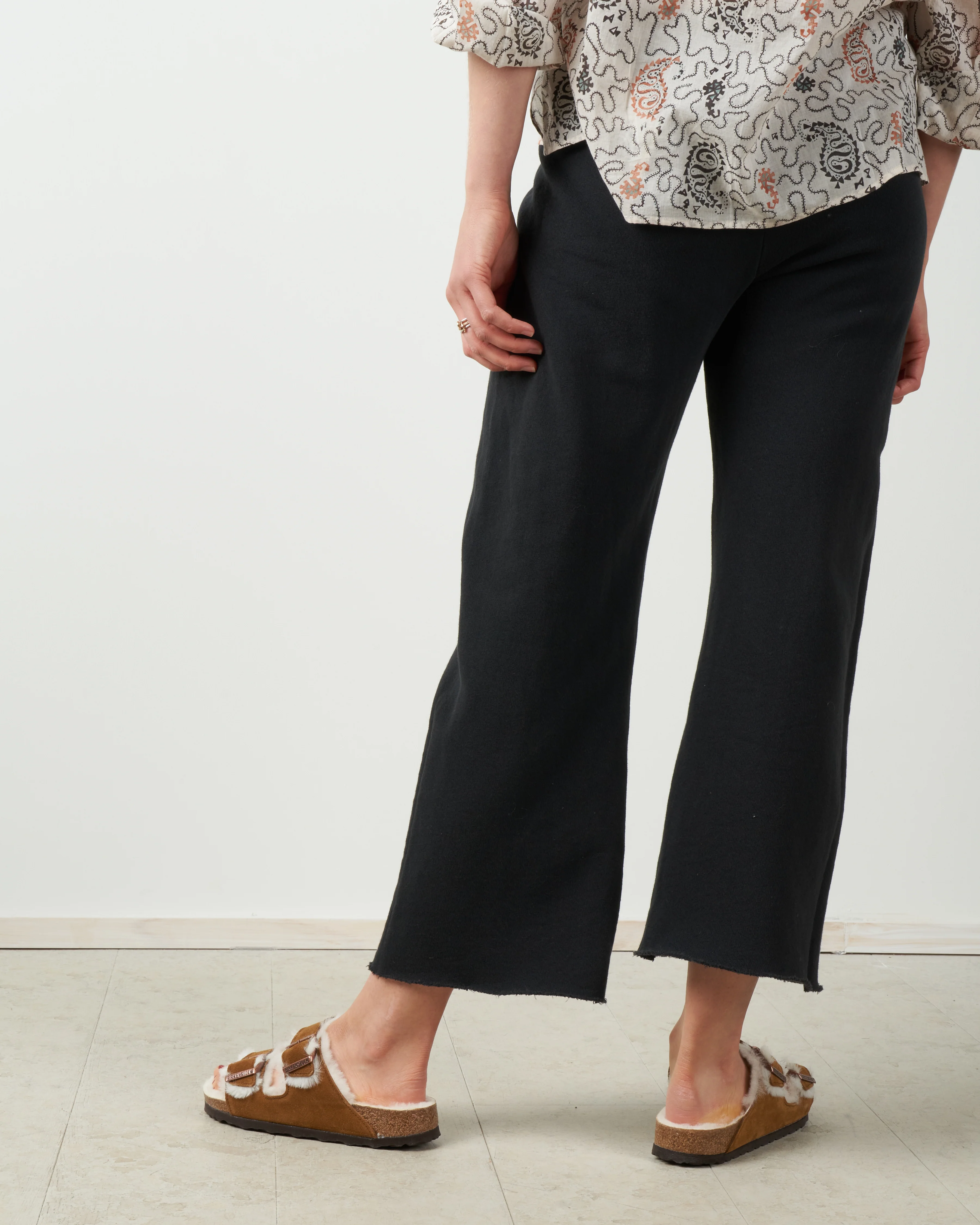 the wide leg cropped sweatpant - almost black - Image 3