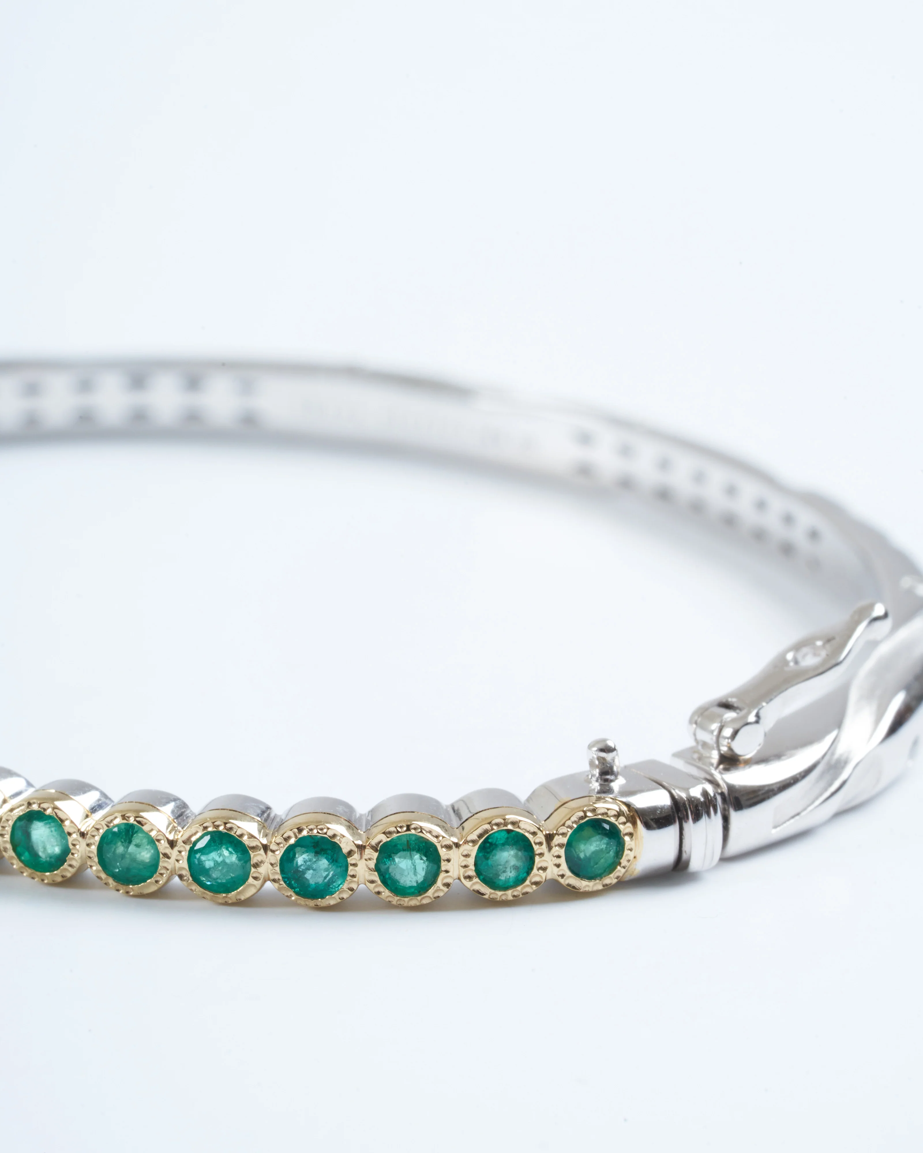 hammered emerald bezel bangle - gold/green - Image 2