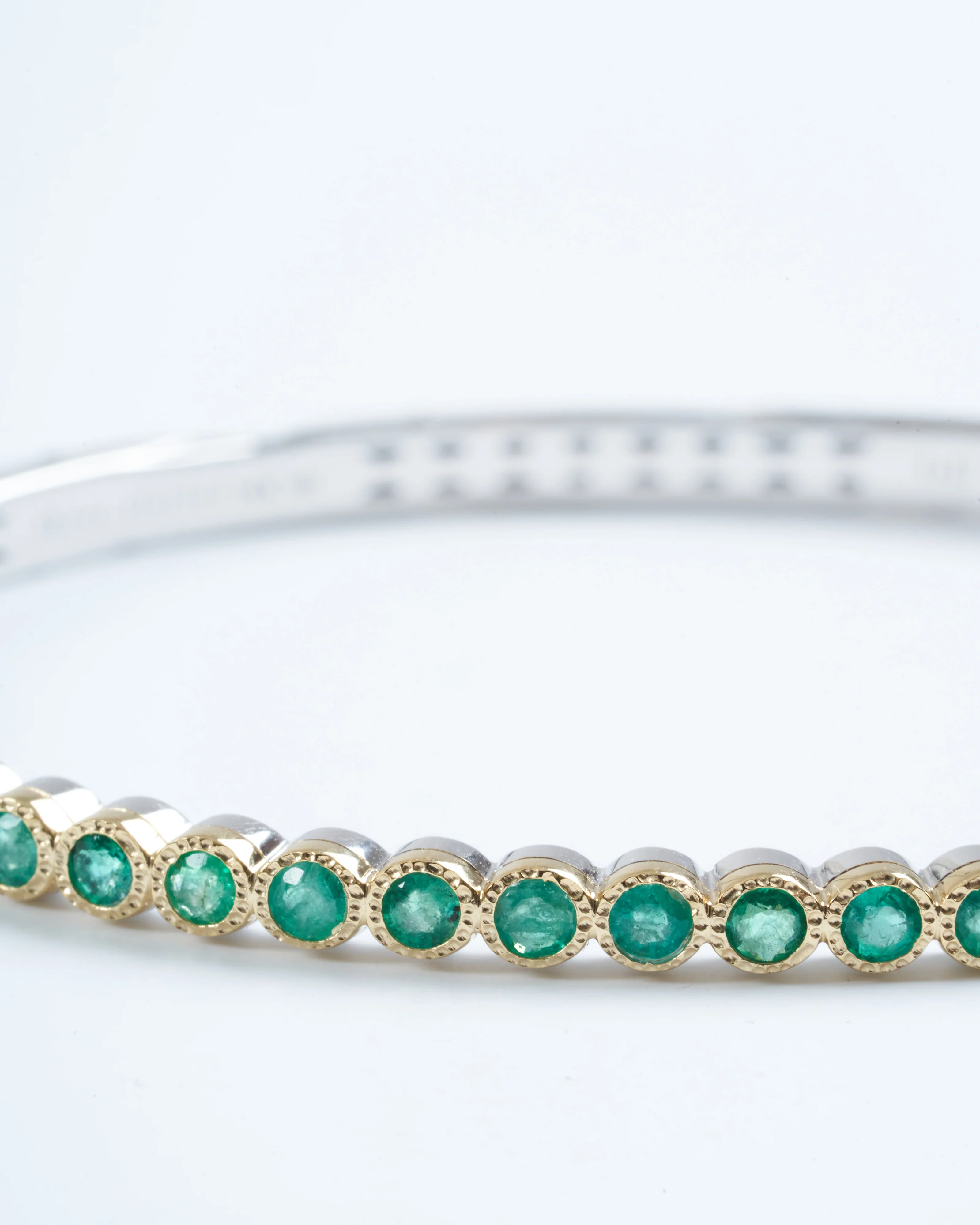 hammered emerald bezel bangle - gold/green - Image 4