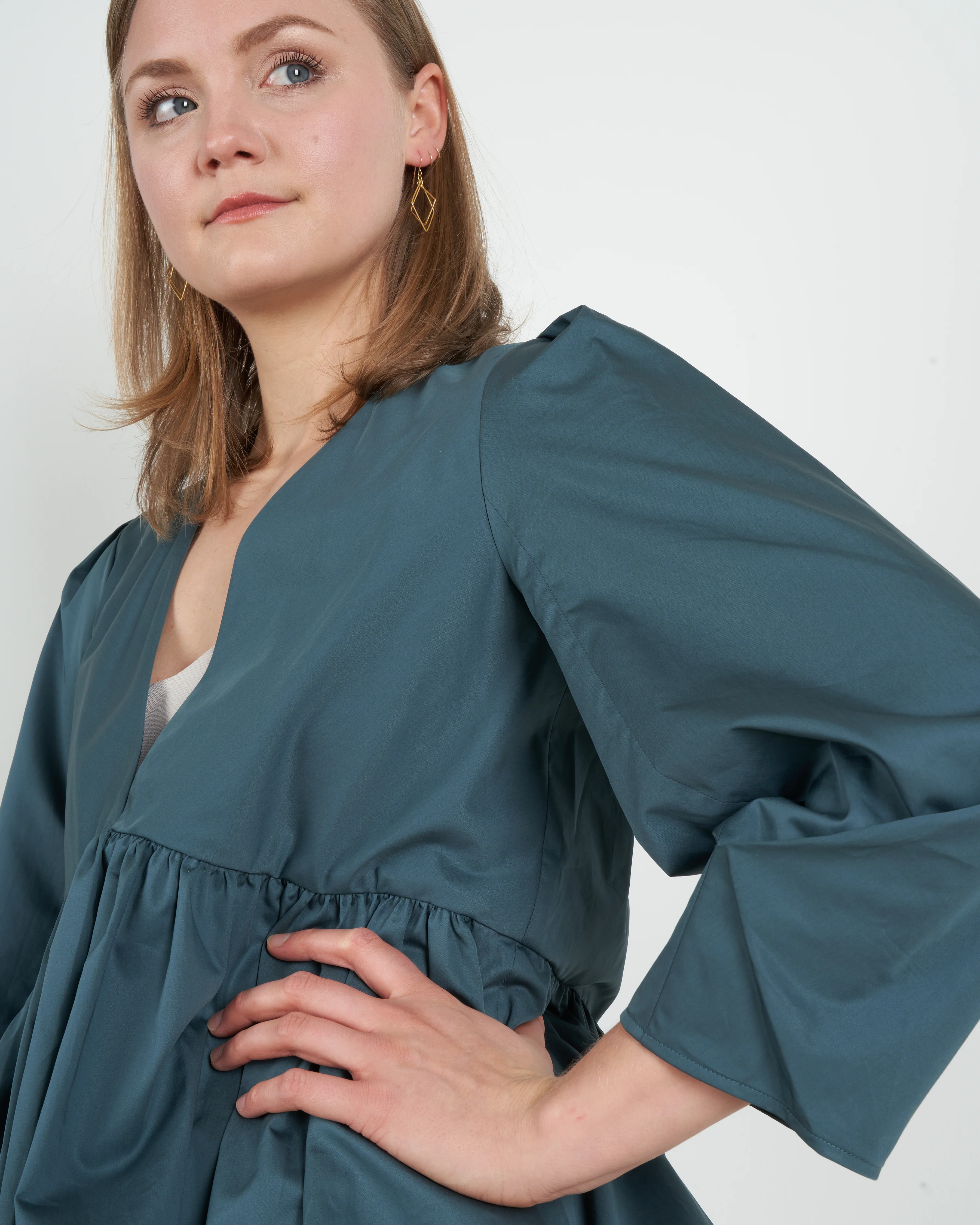 eco poplin deep v-neck top - phthlao green - Image 5