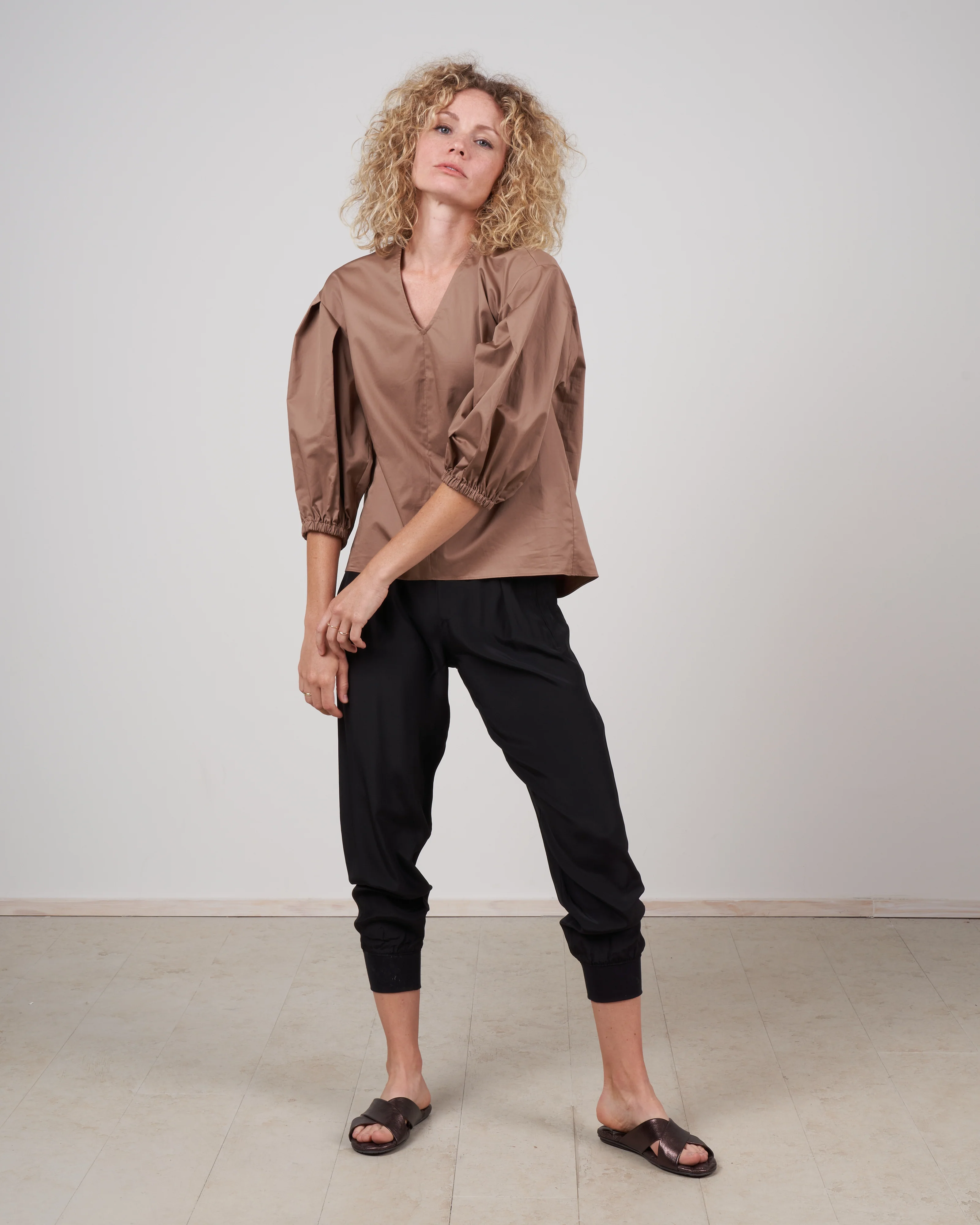 eco poplin v-neck pleated sleeve top - hazelnut - Image 2