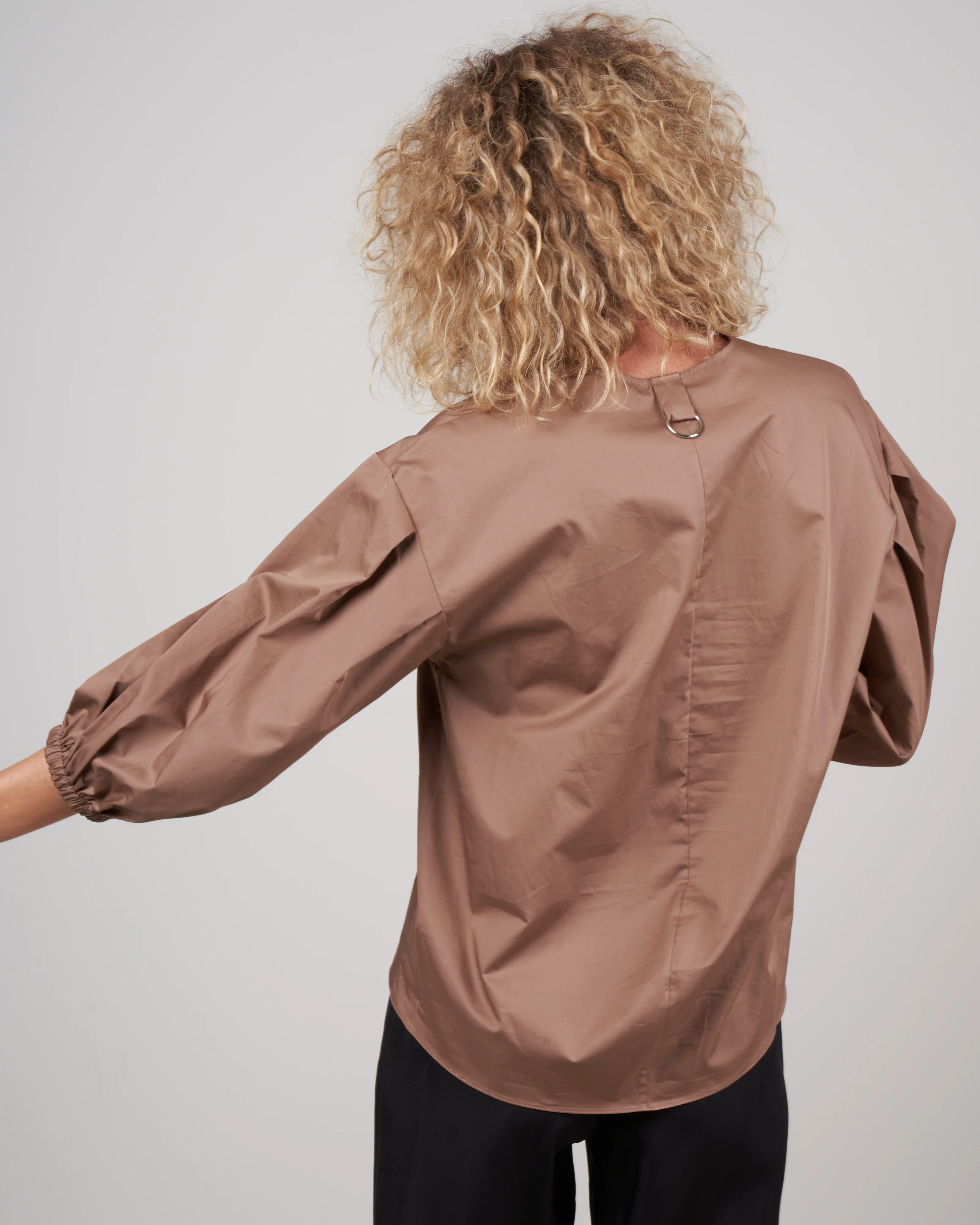 eco poplin v-neck pleated sleeve top - hazelnut - Image 4