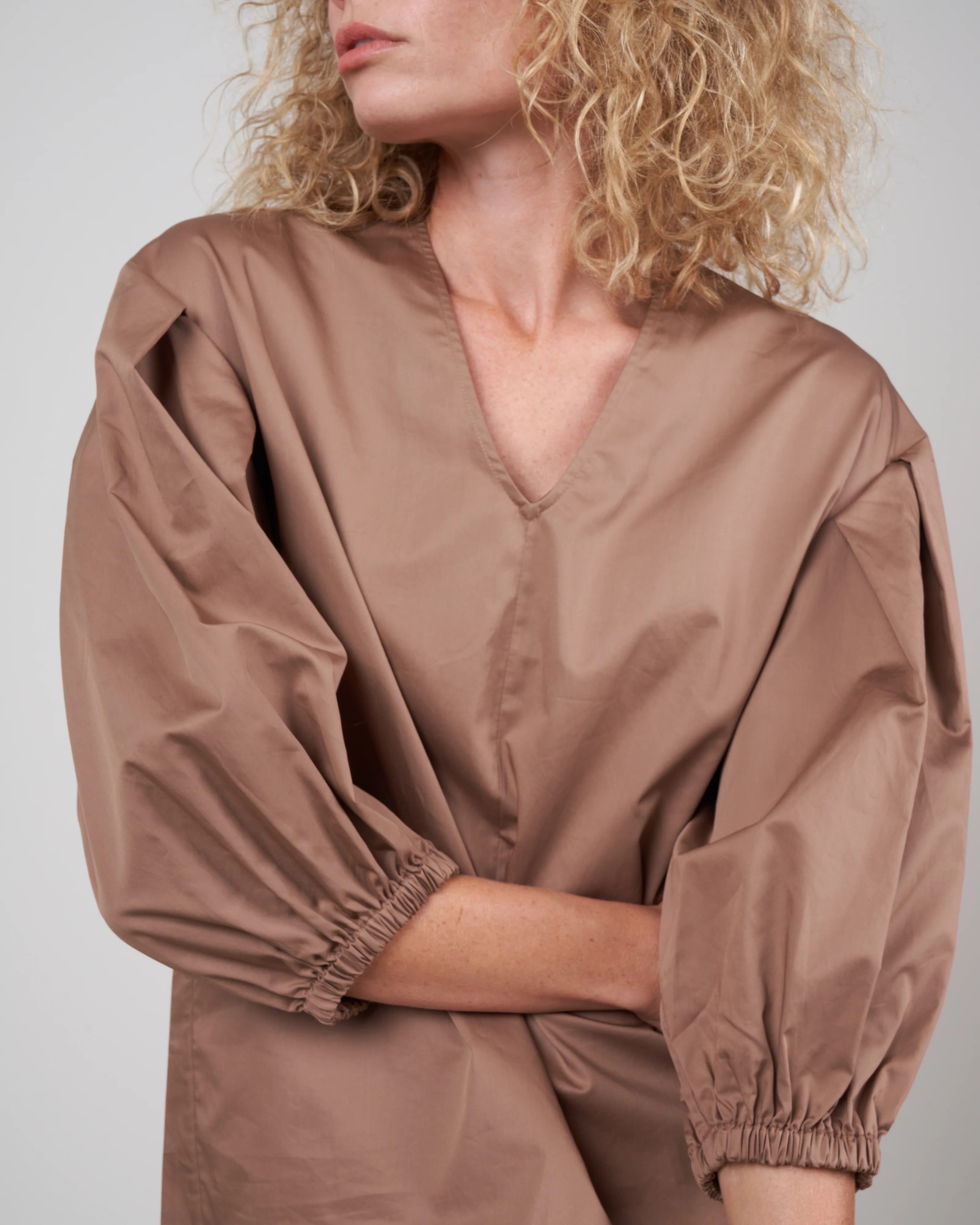 eco poplin v-neck pleated sleeve top - hazelnut - Image 5