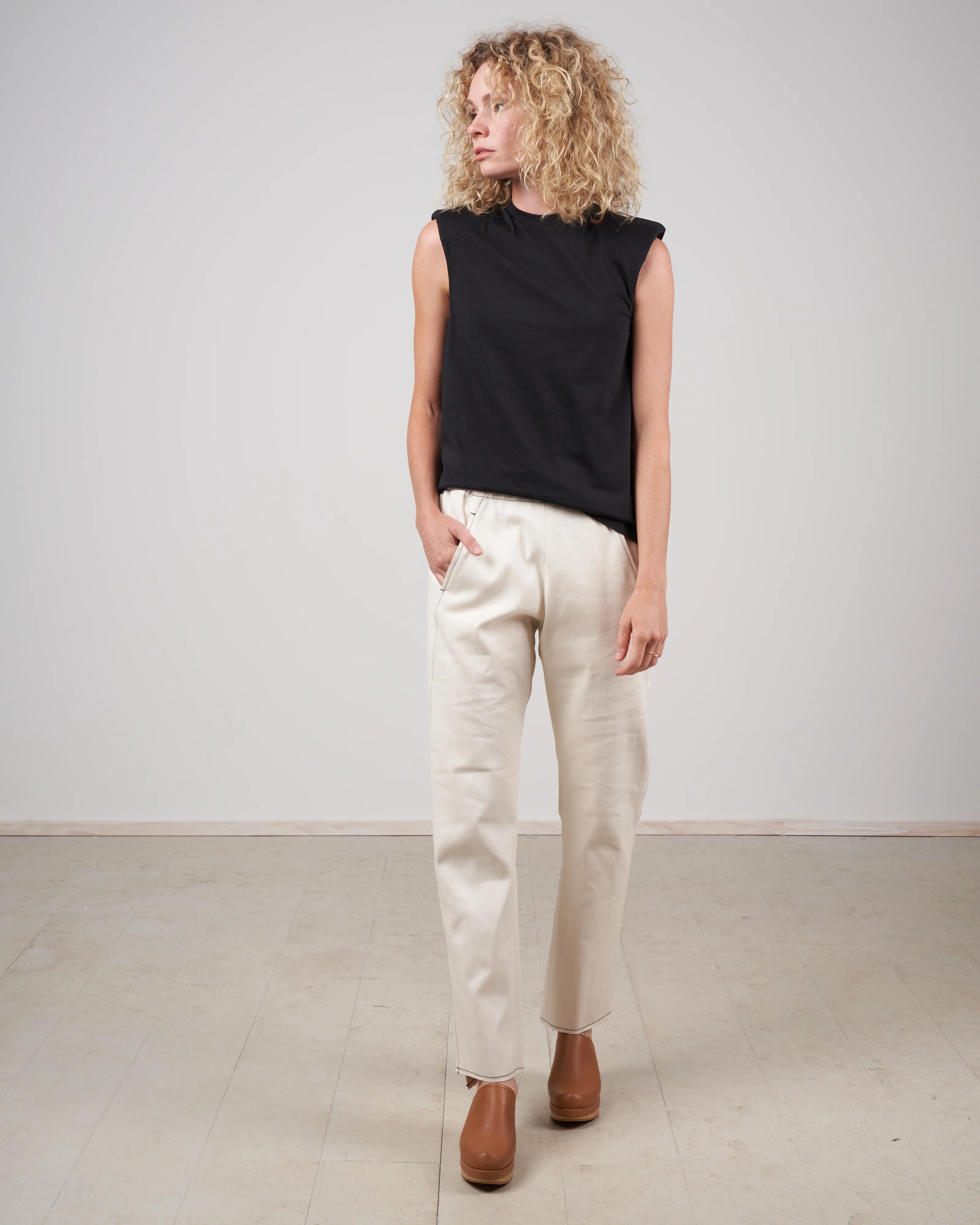 padded shoulder sleeveless top - black - Image 2