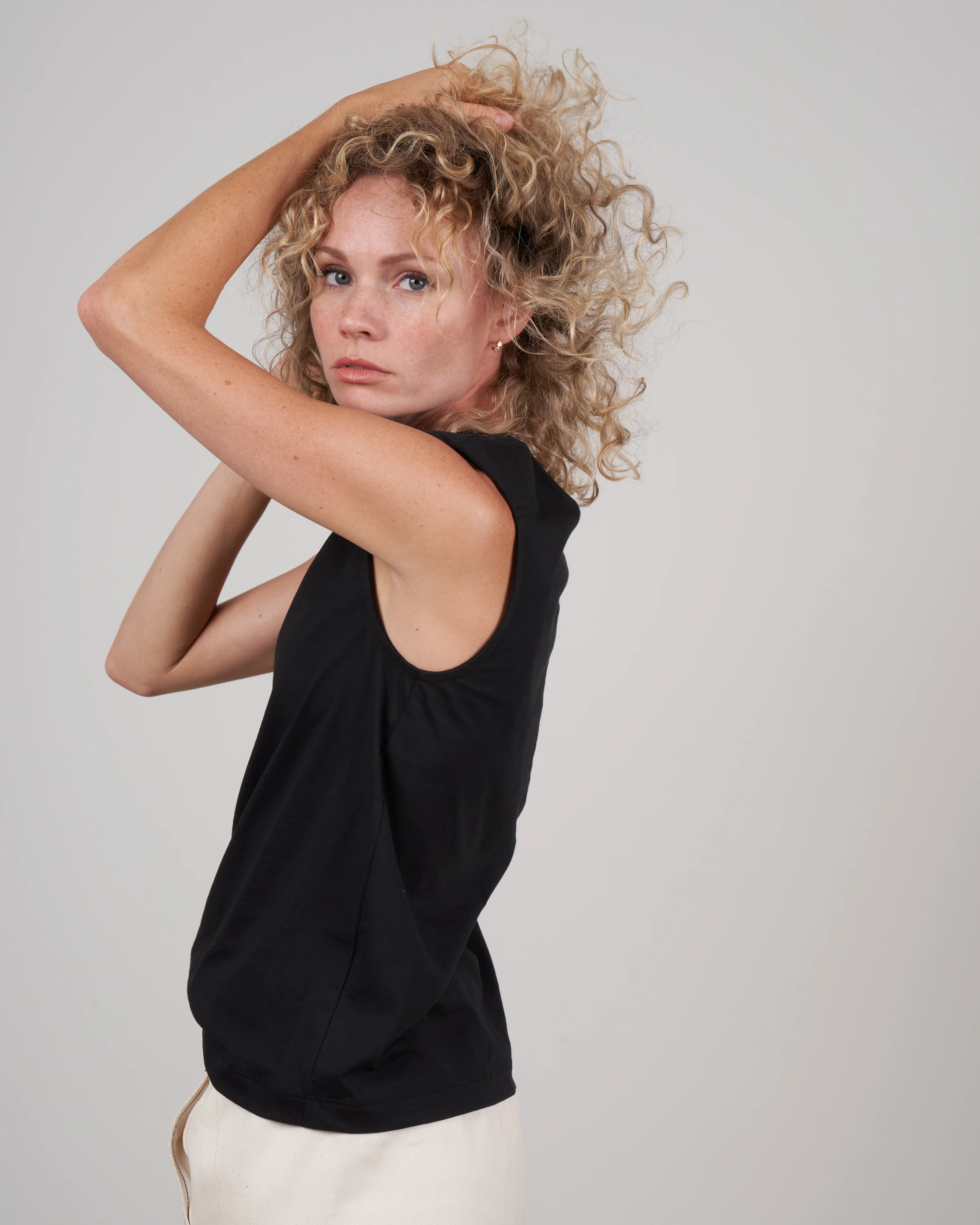 padded shoulder sleeveless top - black - Image 3