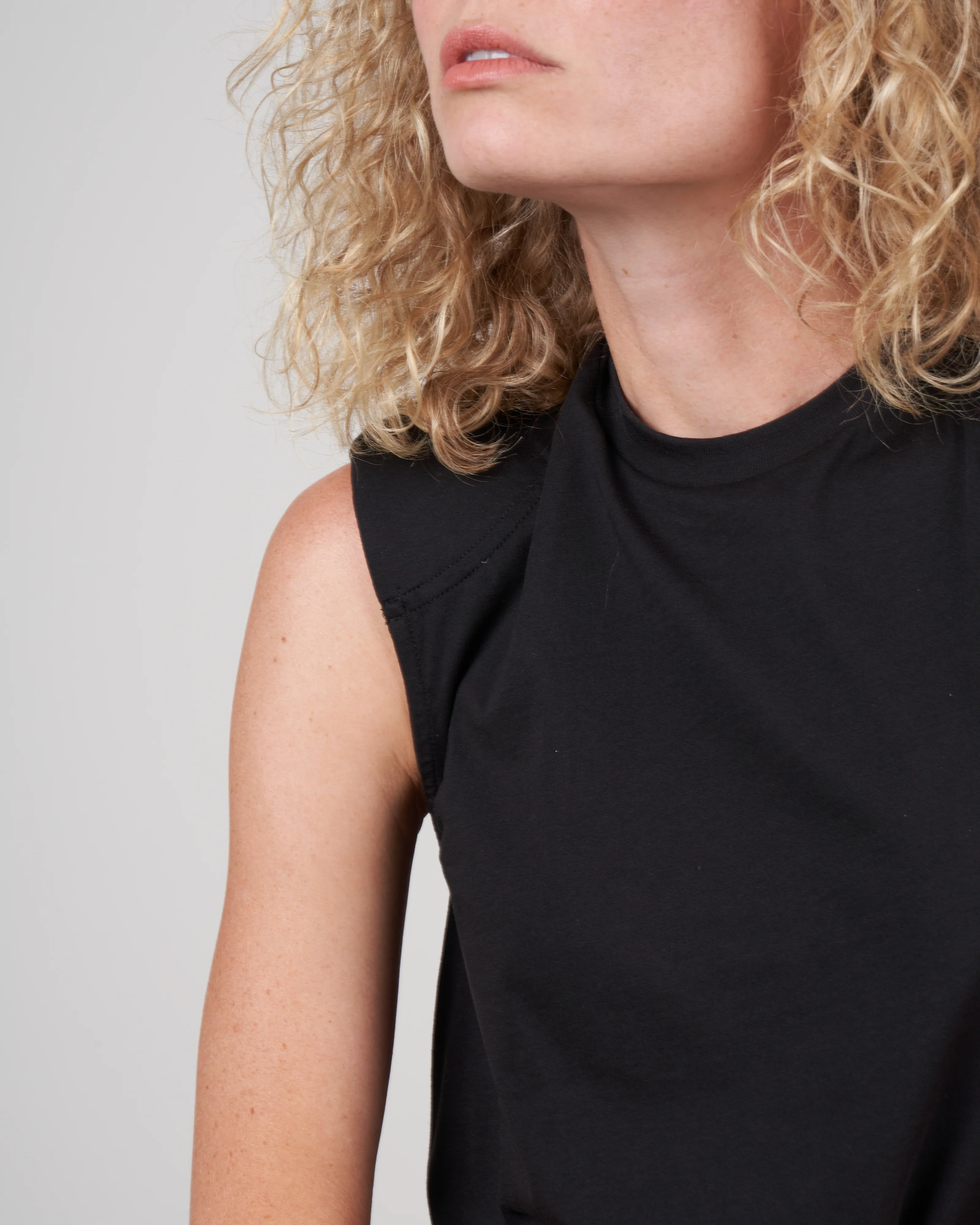 padded shoulder sleeveless top - black - Image 5
