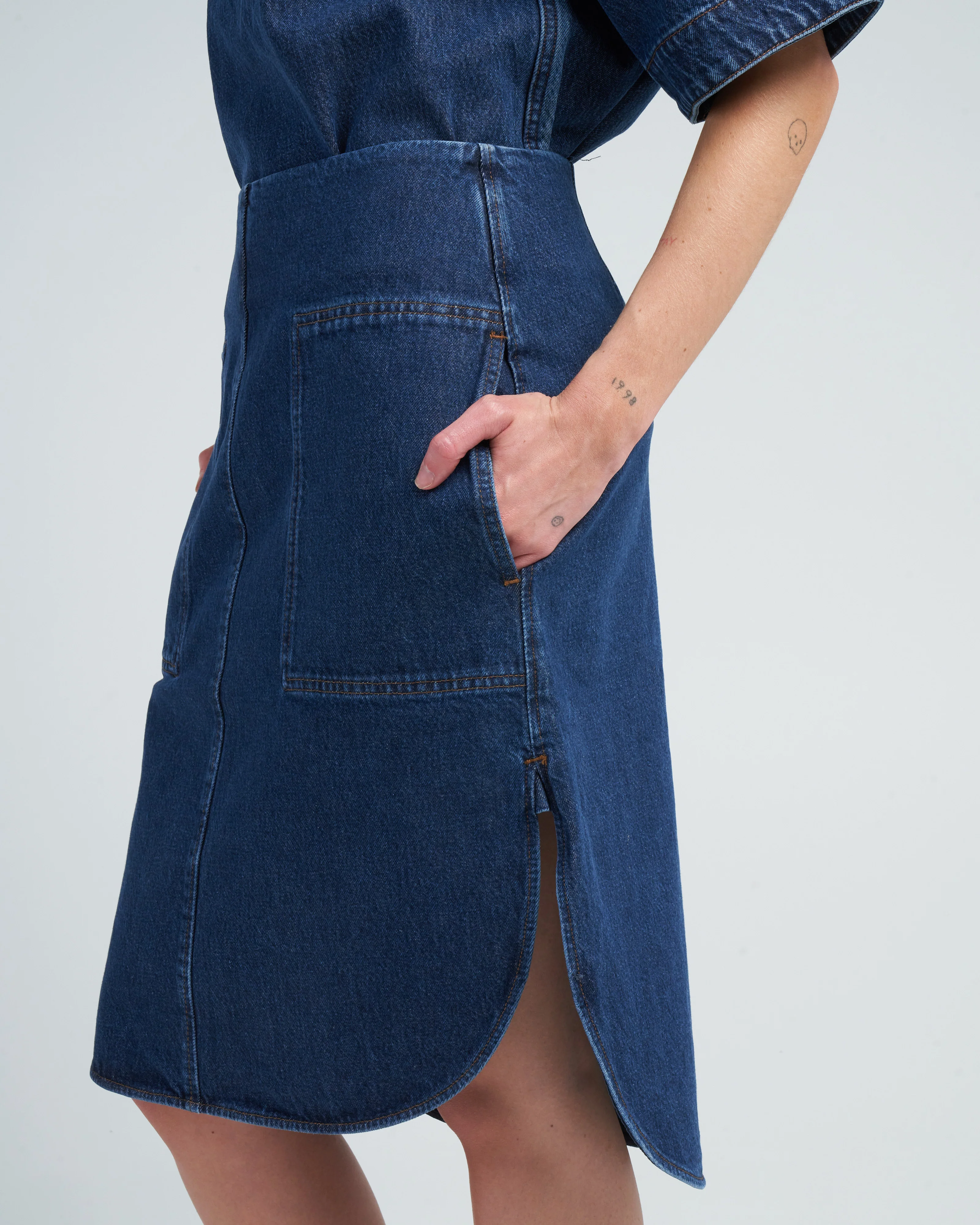 curved hem denim skirt - dark blue - Image 2