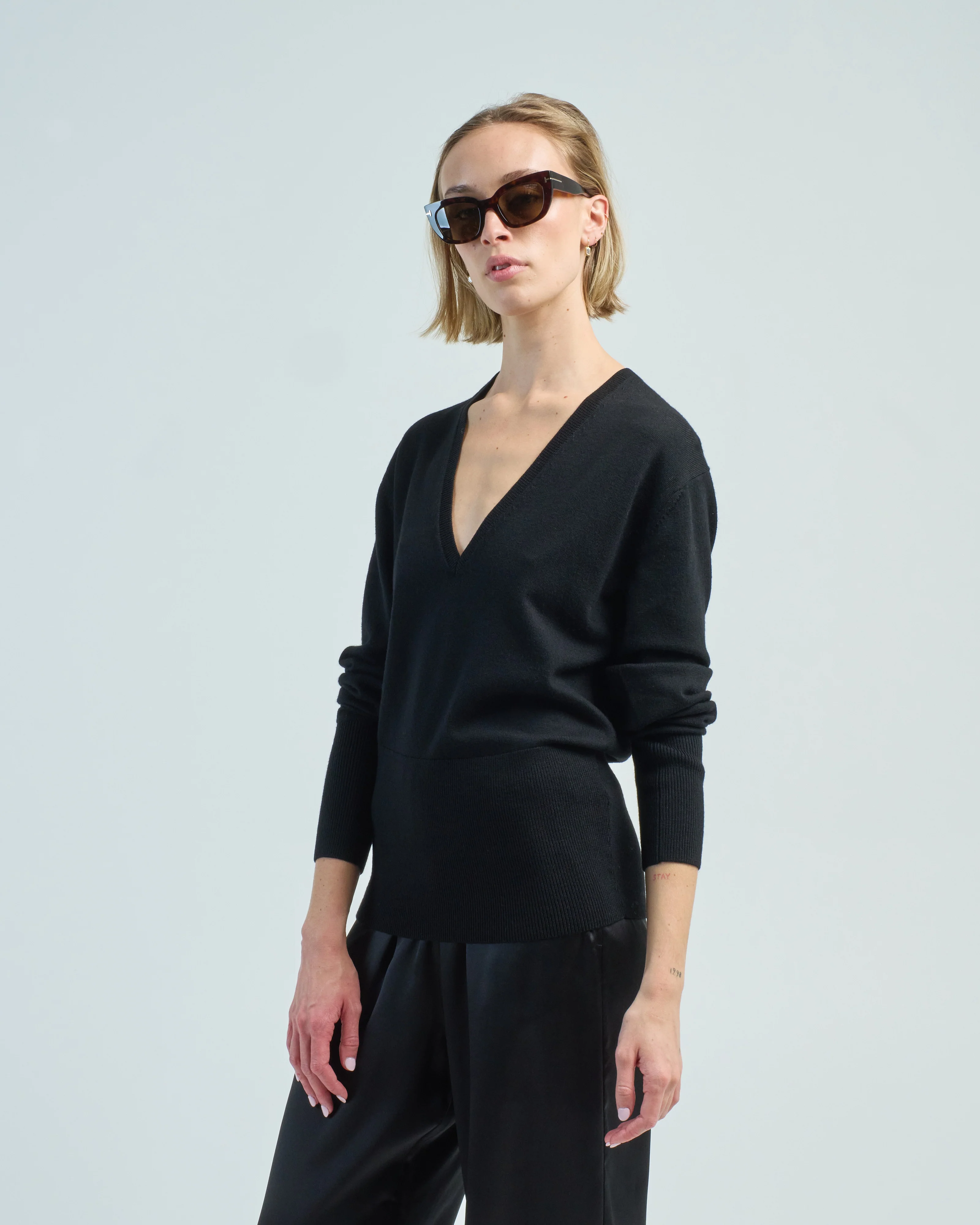 deep v-neck knit - Image 3