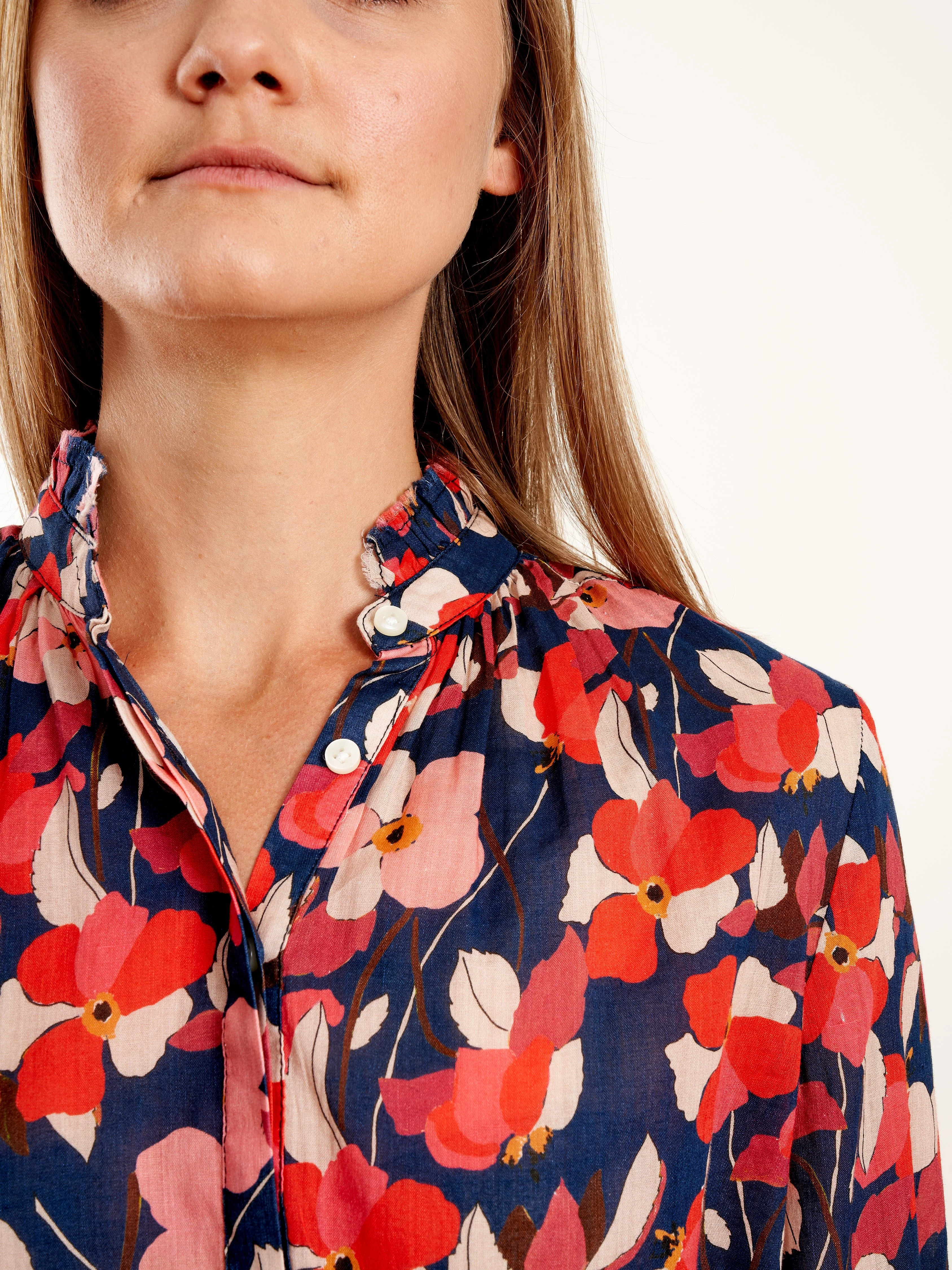 sara henley shirt - navy floral - Image 6