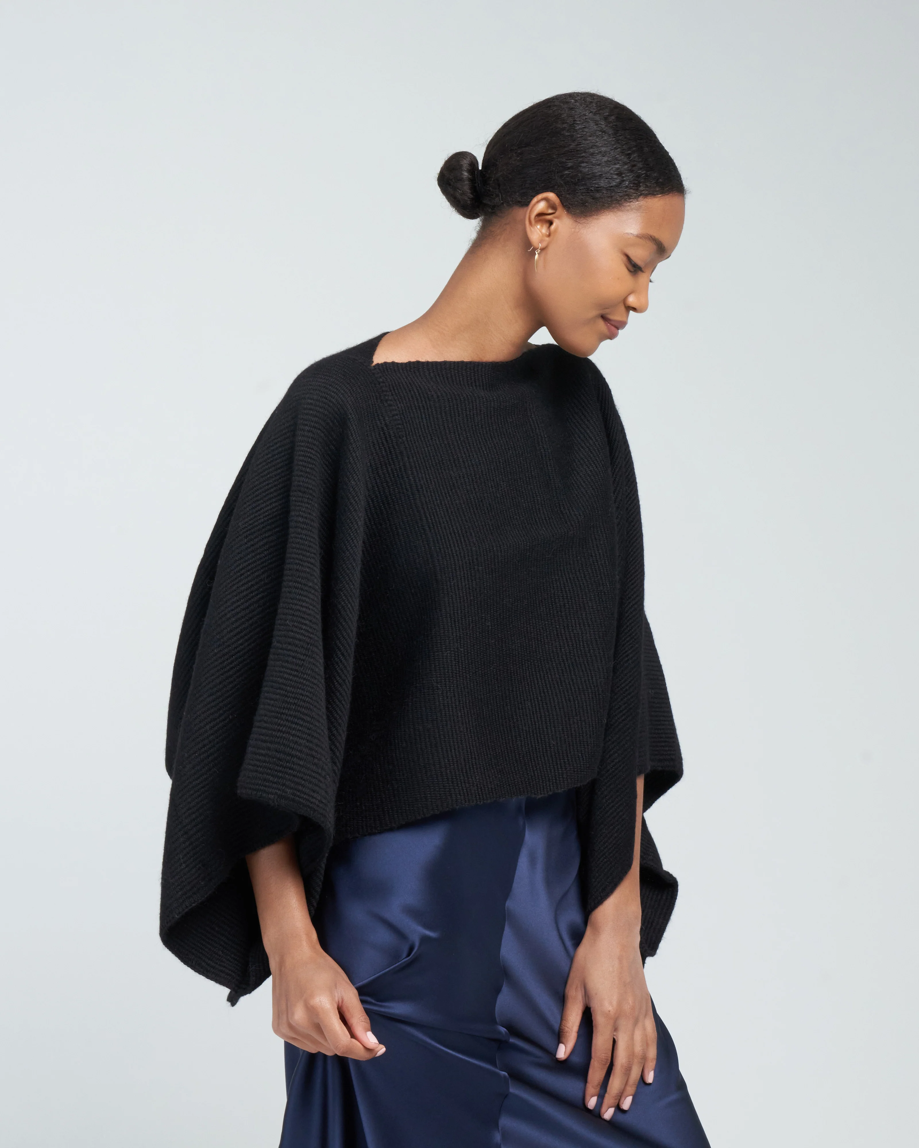 alpaca crop top - black - Image 3