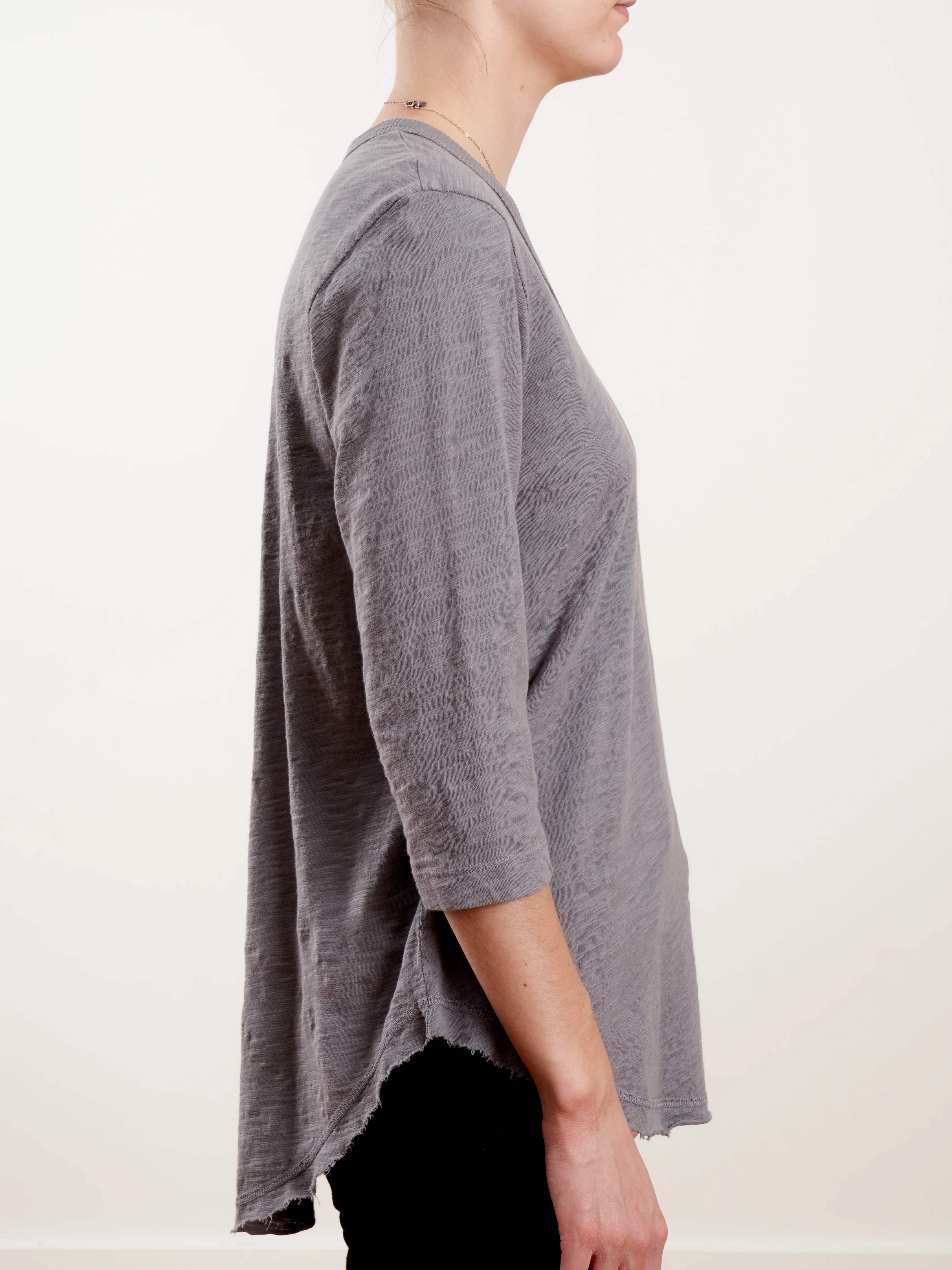 3/4 slv vneck raw hem shirttail - asphalt - Image 4