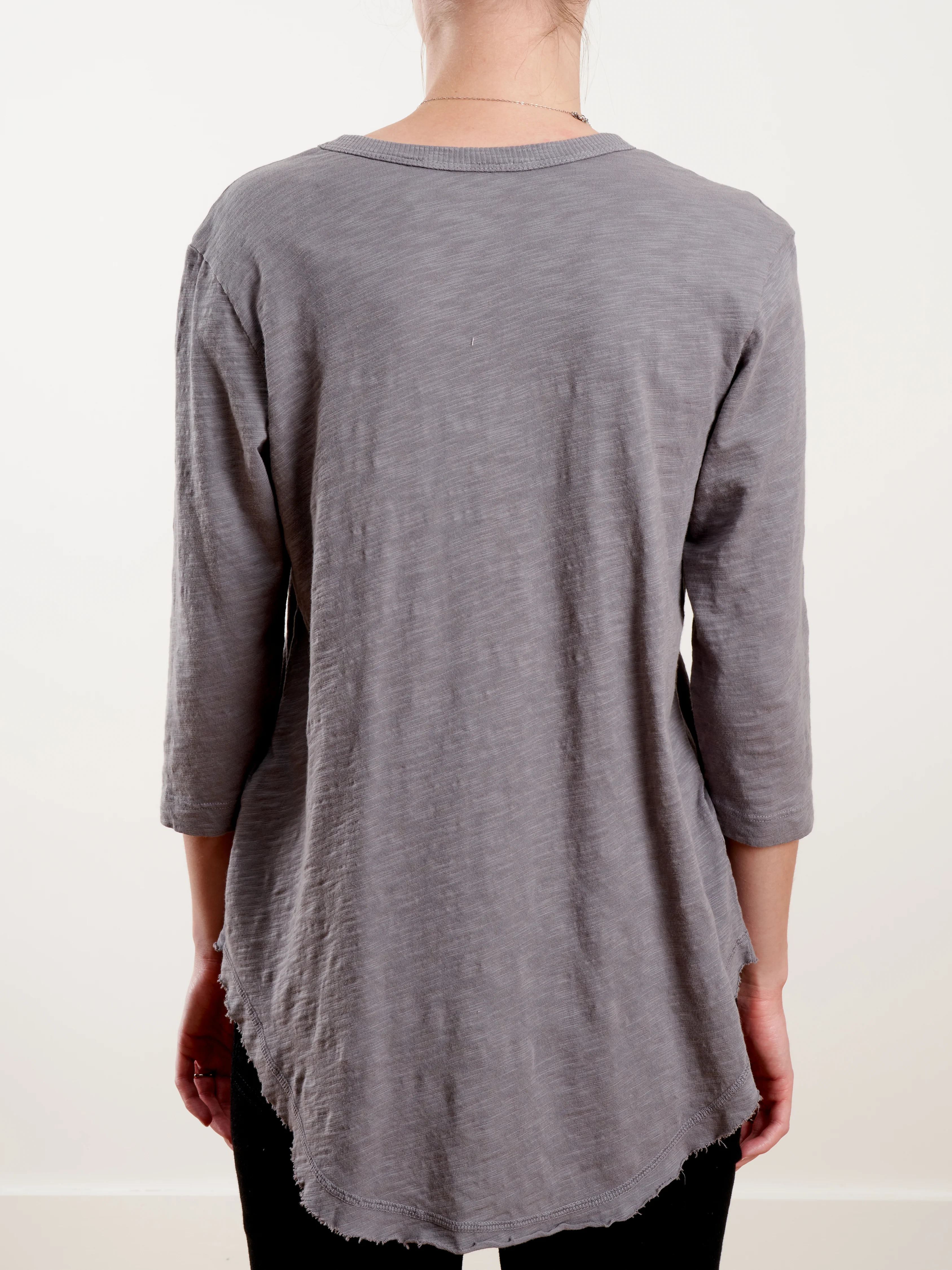 3/4 slv vneck raw hem shirttail - asphalt - Image 5