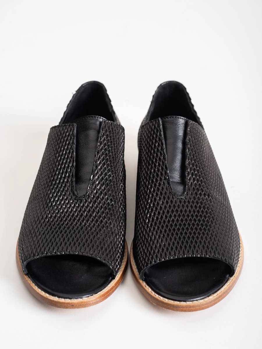 flo embossed mesh flat - Image 2