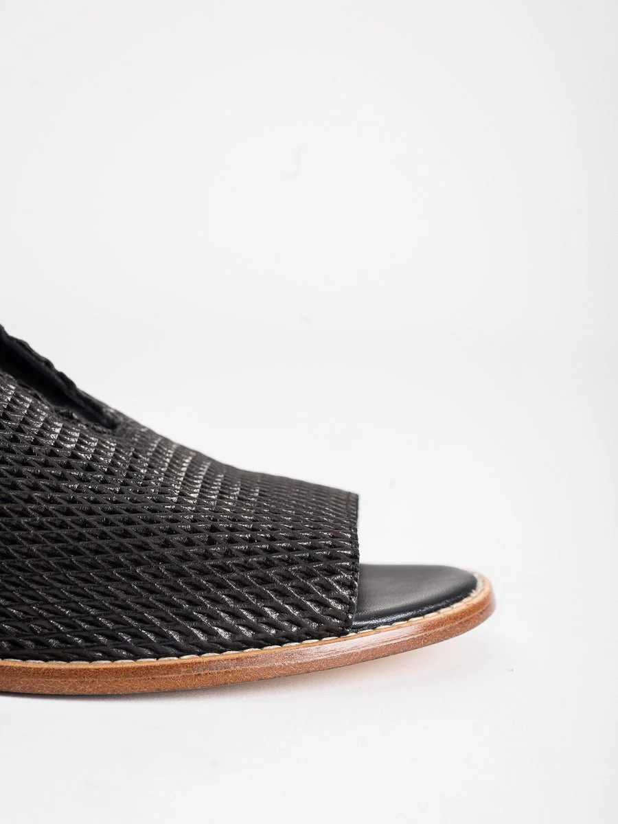 flo embossed mesh flat - Image 5