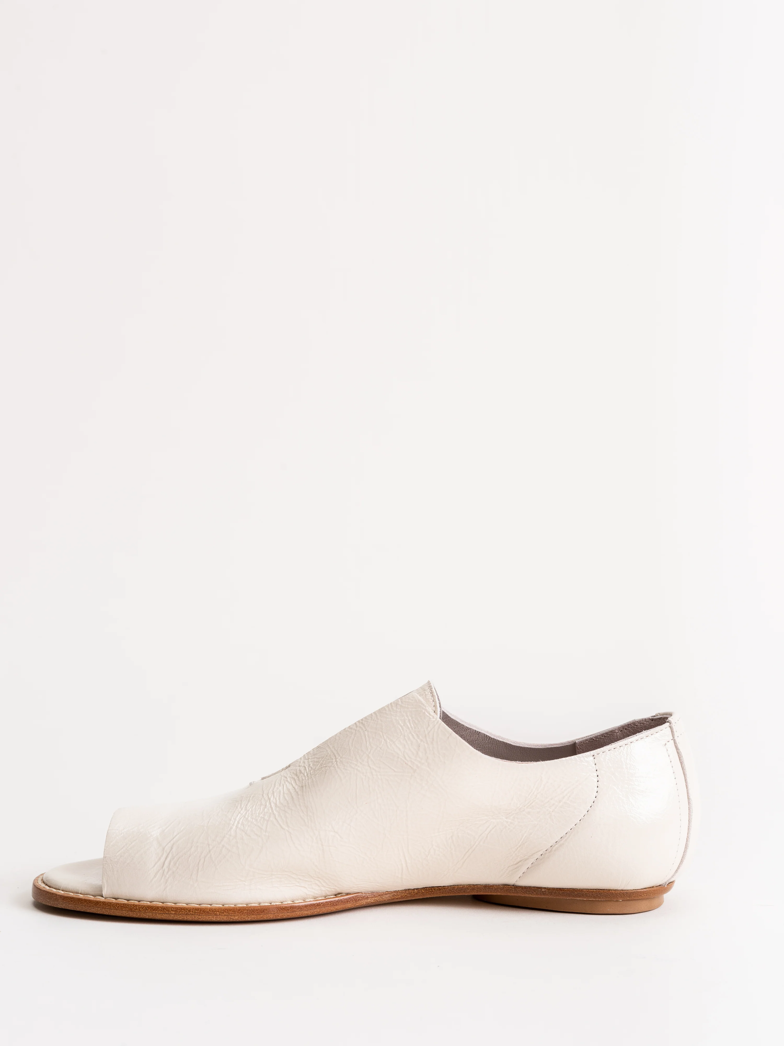 flo flat - greige crinkle patent - Image 2