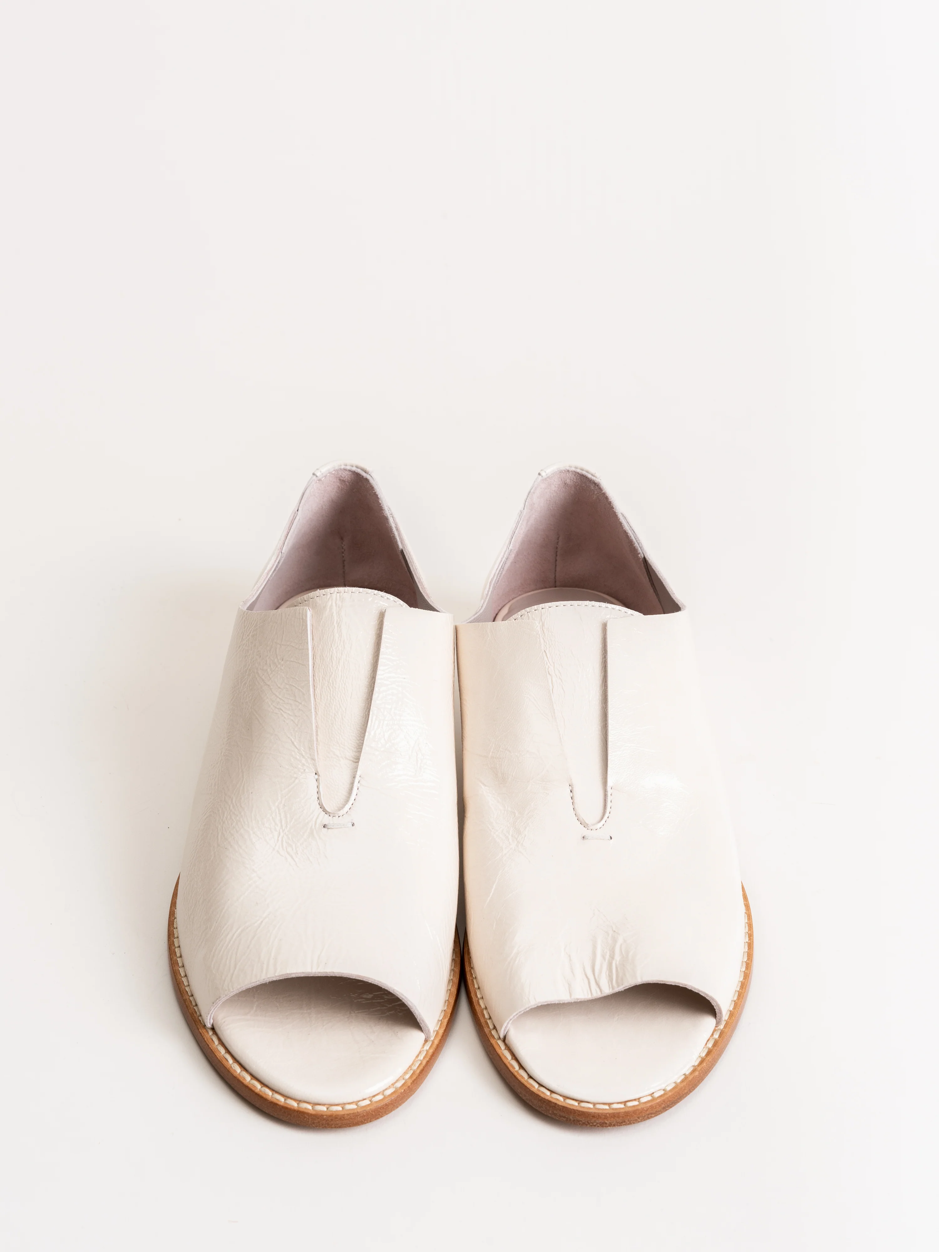 flo flat - greige crinkle patent - Image 4