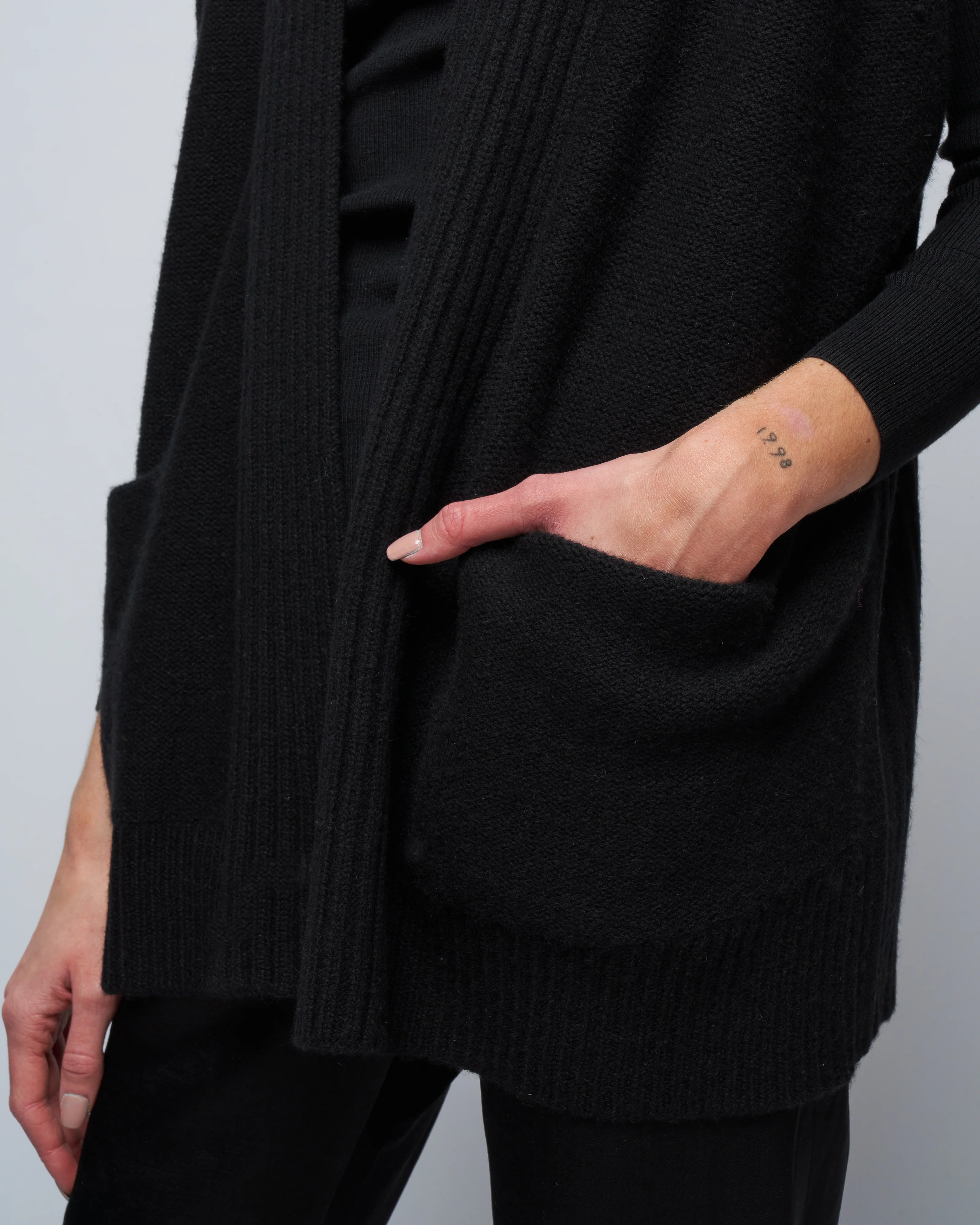 nian shrug- cashmere - black - Image 5
